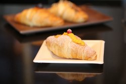 Croissant cu cremă de vanilie 120g image