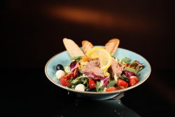 Salată cu piept de pui la grătar image