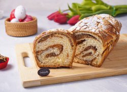 Cozonac din aluat cu drojdie și umplutură de nucă. image