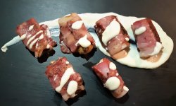 Meniu rulouri piept de pui învelit în bacon cu sos gorgonzola image