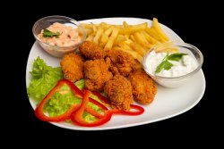 Aripioare picante cu Cartofi prajiti si salata de varza image