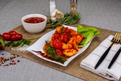 Pui taranescu cu legume și sos roșu image