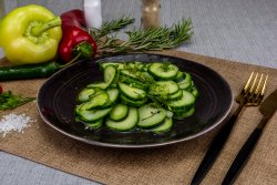 Salata de castraveti verzi cu usturoi image