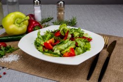 Salată verde cu roșii castraveți și ardei kapia  image