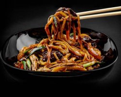 Noodles la wok cu legume image