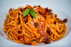 Spaghete cu sos de rosii image