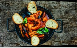 Tigaie cu fructe de mare image