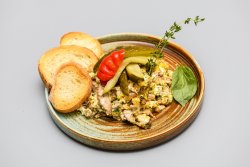 Creier Măcelăresc cu murături și pâine prăjită image