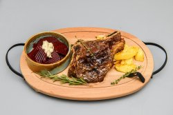 Antricot Haiducesc, cartofi aurii, salată de sfeclă roșie și hrean image