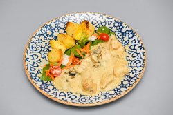 Escalop de pui, cartofi la cuptor și salată mixtă image