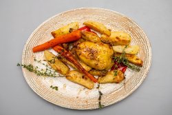 Cocoșel la cuptor, cartofi și legume coapte image