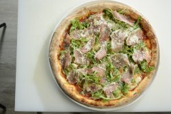 Pizza Crudo Rucola e Parmigiano image