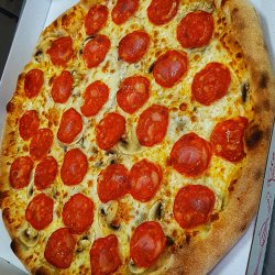 Pizza cu salam picant image
