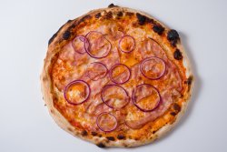 Pizza cu bacon si ceapă rosie image