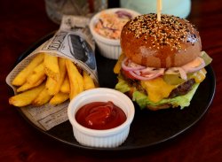 Burger classic servit cu cartofi pai, ketkup si salata coleslaw image