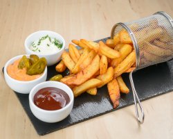 Cartofi prăjiți cu sos cheddar & jalapeno 250g. image