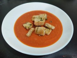 Supă cremă de roșii cu crutoane image