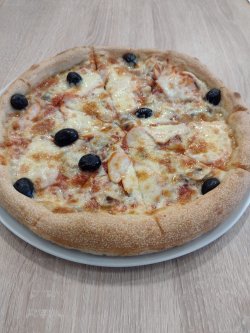 Pizza cu piept de pui pastrama 640gr image
