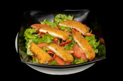 Salata taraneasca cu snitel de pui in panko image