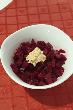 Salată de sfeclă roșie cu hrean image