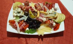 Platou italian de mezeluri și brânzeturi fine image