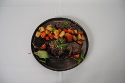 Mușchi de vită Andalouse în crustă de măsline și legume coapte image
