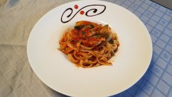 Spaghete cu pui si sos rosu image