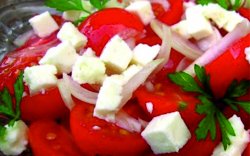 Salata de roșii cu brânză image
