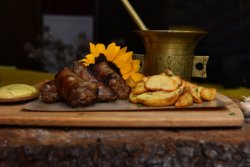 Cârnați moldovenești la grătar serviți cu piure de cartofi și muștar  image