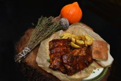 Coaste de porc la cuptor cu sos barbeque și cartofi wedges  image