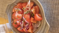 Salată de roșii cu ceapă image
