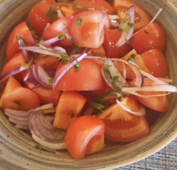 Salată de roșii cu ceapă image