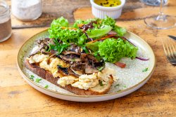 Scrambled eggs cu ciuperci + Limonada 330 ml gratuit image
