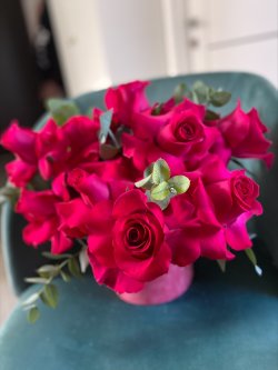 Cutie în culori tonice din trandafiri uriai cu o doză discretă de parfum toate astea amestecate cu eucalipt și gânduri bune