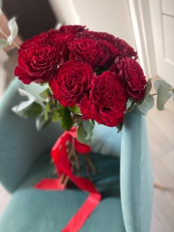 În poveștiile inimii trandafirul roșu este totdeauna mesagerul perfect.