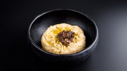 Hummus cu salsa de trufe negre image
