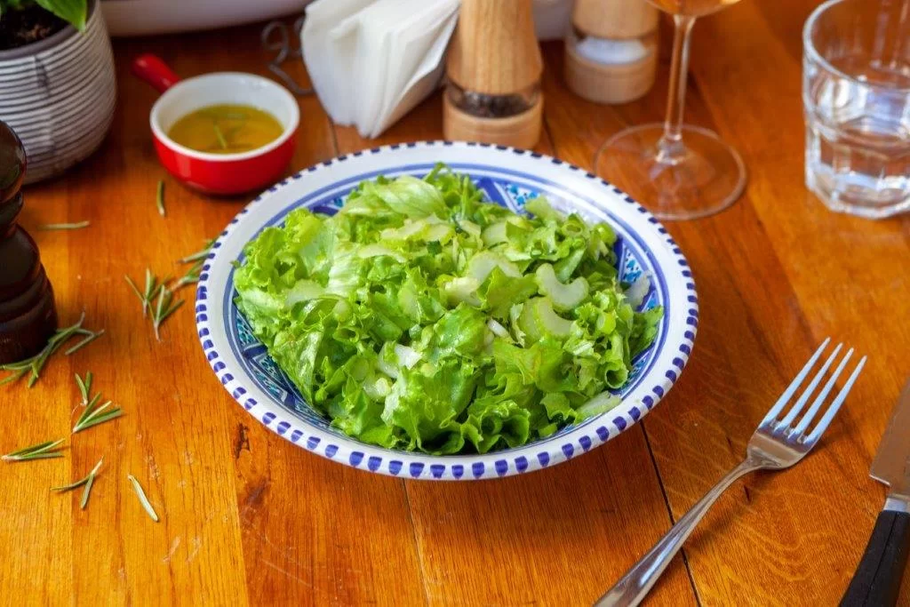 Salată verde cu ceapă verde  image
