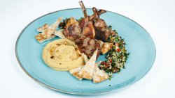 Cotlet de berbecuț cu hummus, salată tabbouleh și lipie grecească image