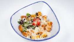 Salată Caesar cu pui image