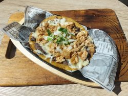 Huarache de carnitas image