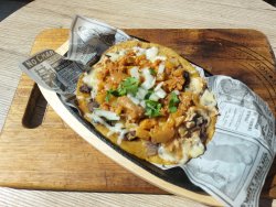 Huarache de chorizo image