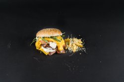 Meniu-Burger de vită, cartofi prăjiți cu parmezan și usturoi, sos. image